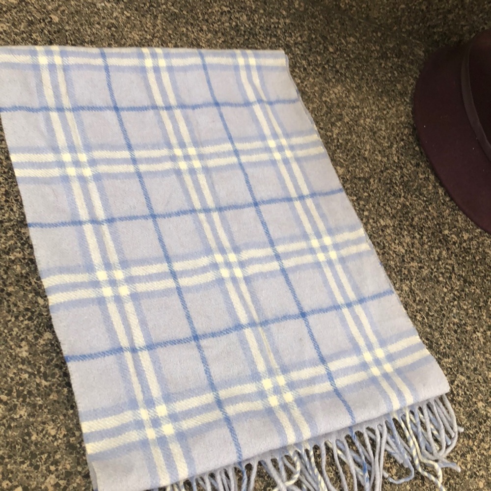 Burberry cashmere scarf - Picture 3 of 5